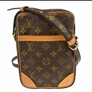 Louis Vuitton Monogram Danube crossbody Bag.
No peeling.